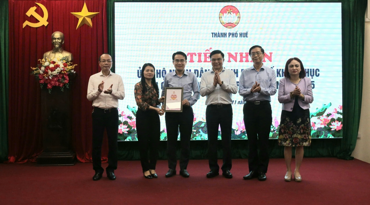 Petrovietnam trao biểu trưng hỗ trợ 5 tỷ đồng tại TP Huế.