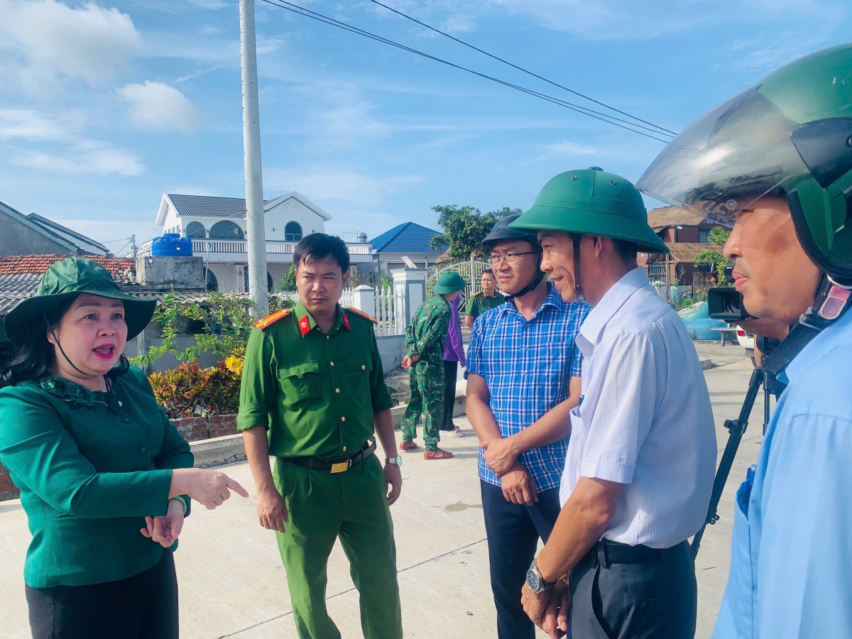 Bà Cao Thị Hòa An - Phó Bí thư Tỉnh ủy Đắk Lắk chỉ đạo công tác phòng tránh bão số 13 tại xã Tuy An Nam