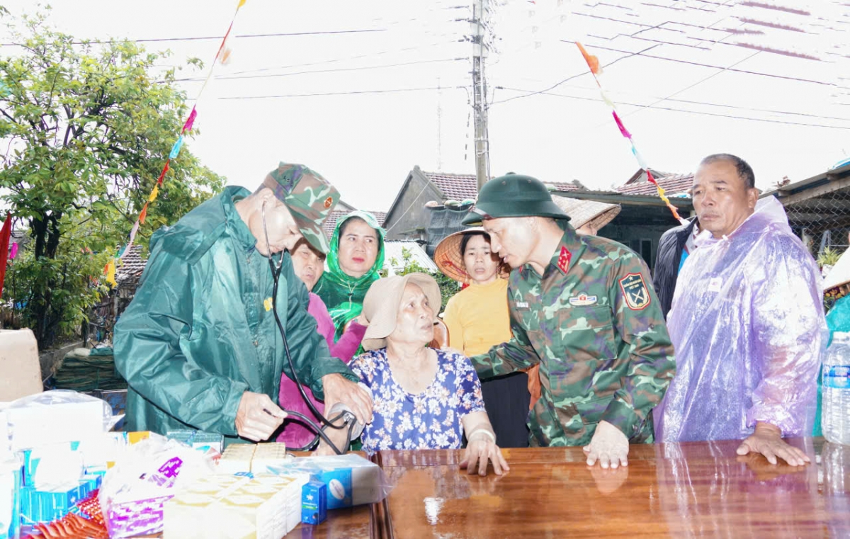 Bà con được chăm sóc y tế ngay sau khi được đưa đến nơi an toàn.