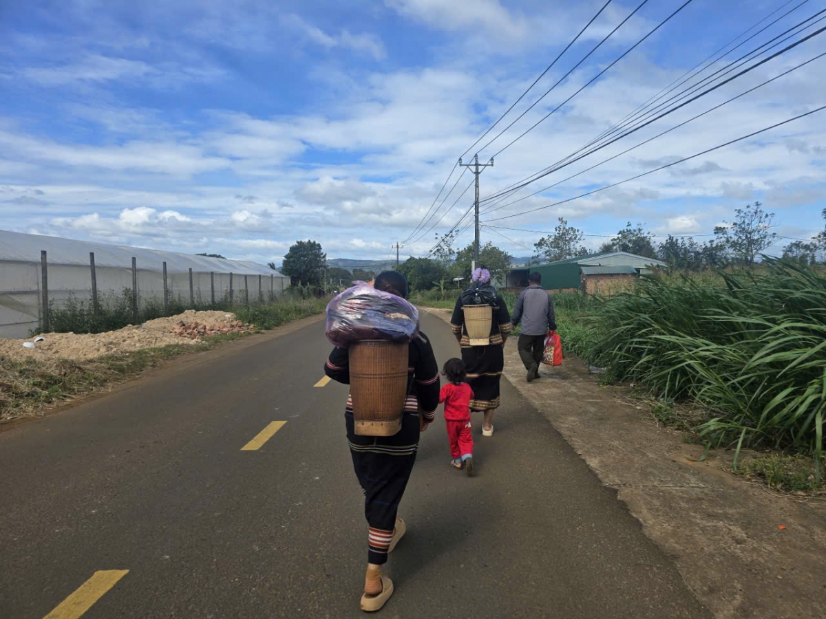 Bà con Jarai gùi nhu yếu phẩm tới nơi tiếp nhận.