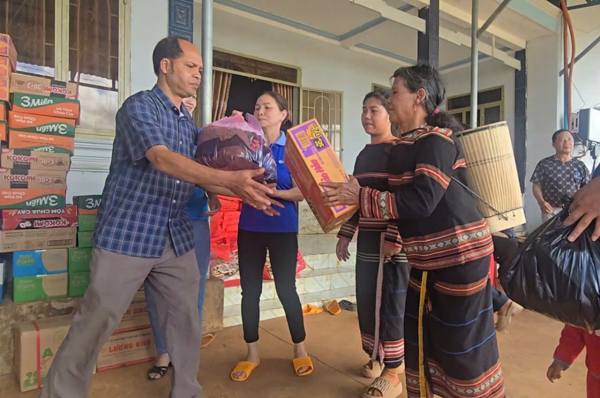 Bà con tới một điểm tiếp nhận nhu yếu phẩm ở xã Ia Hrung, tỉnh Gia Lai.