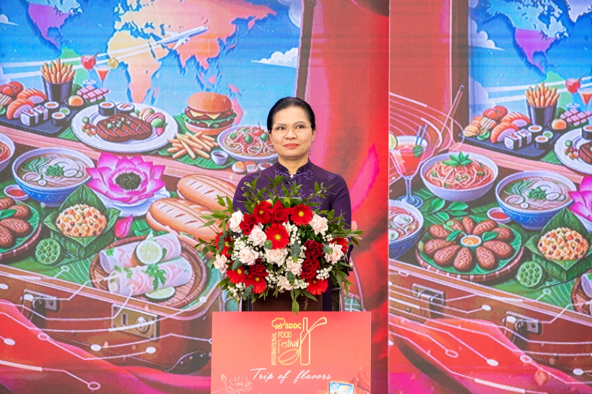 Bà Hà Thị Nga - Ủy viên Trung ương Đảng, Phó Chủ tịch Ủy ban Trung ương Mặt trận Tổ quốc Việt Nam phát biểu tại lễ khai mạc