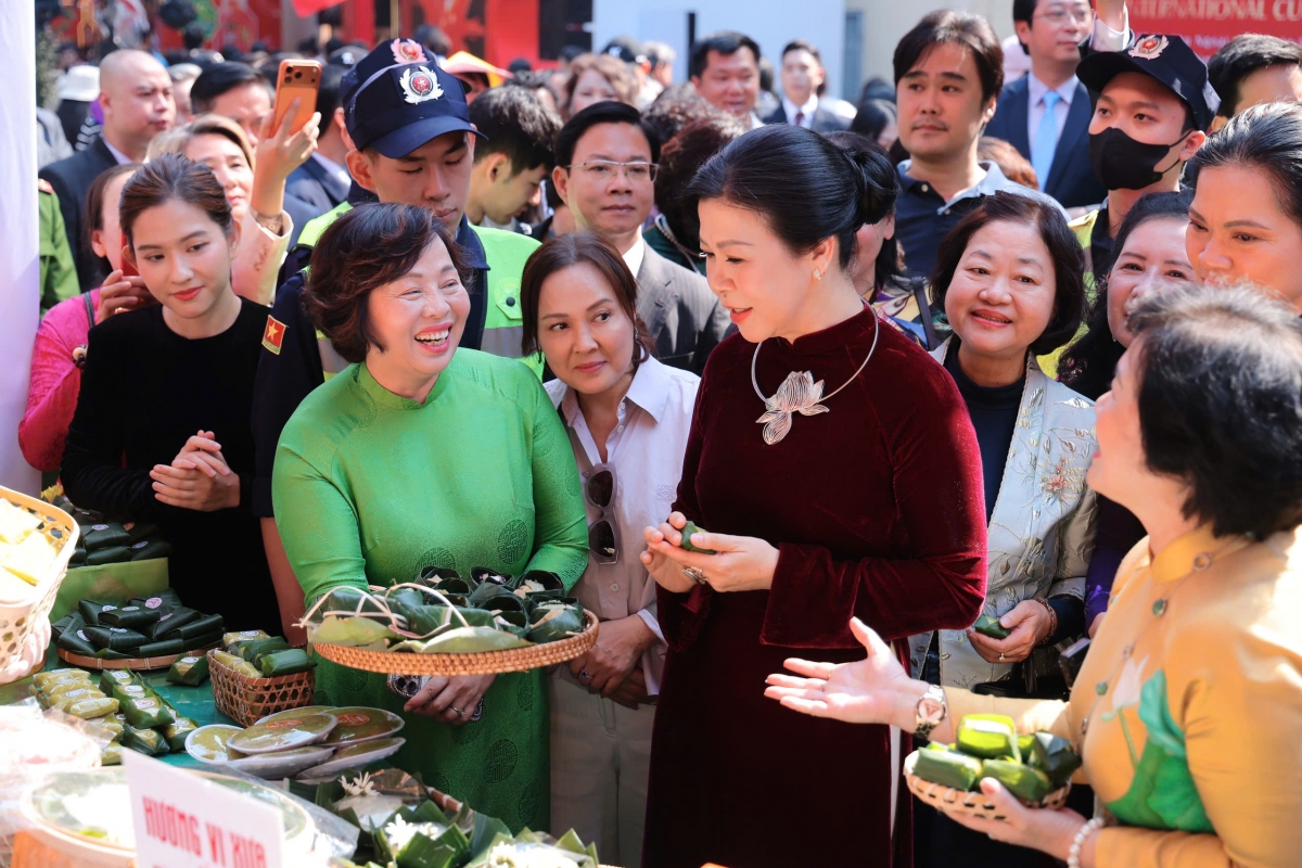 Bà Ngô Phương Ly, Phu nhân Tổng Bí thư Tô Lâm tham quan các gian hàng ẩm thực Việt Nam tại Liên hoan văn hóa ẩm thực quốc tế 2025