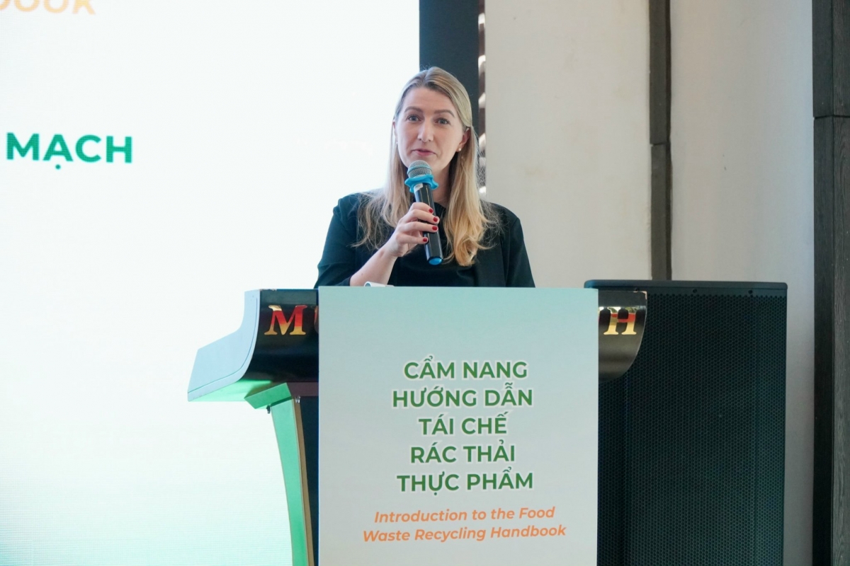 Bà Sanne Høj Andrén, Tham tán phụ trách Lương thực và Nông nghiệp, Đại sứ quán Đan Mạch tại Việt Nam: Cẩm nang không chỉ là tài liệu hướng dẫn, mà còn là một phần trong chương trình hành động “Việt Nam xanh - Không lãng phí thực phẩm” do Mạng lưới Ngân hàng Thực phẩm Việt Nam khởi xướng.