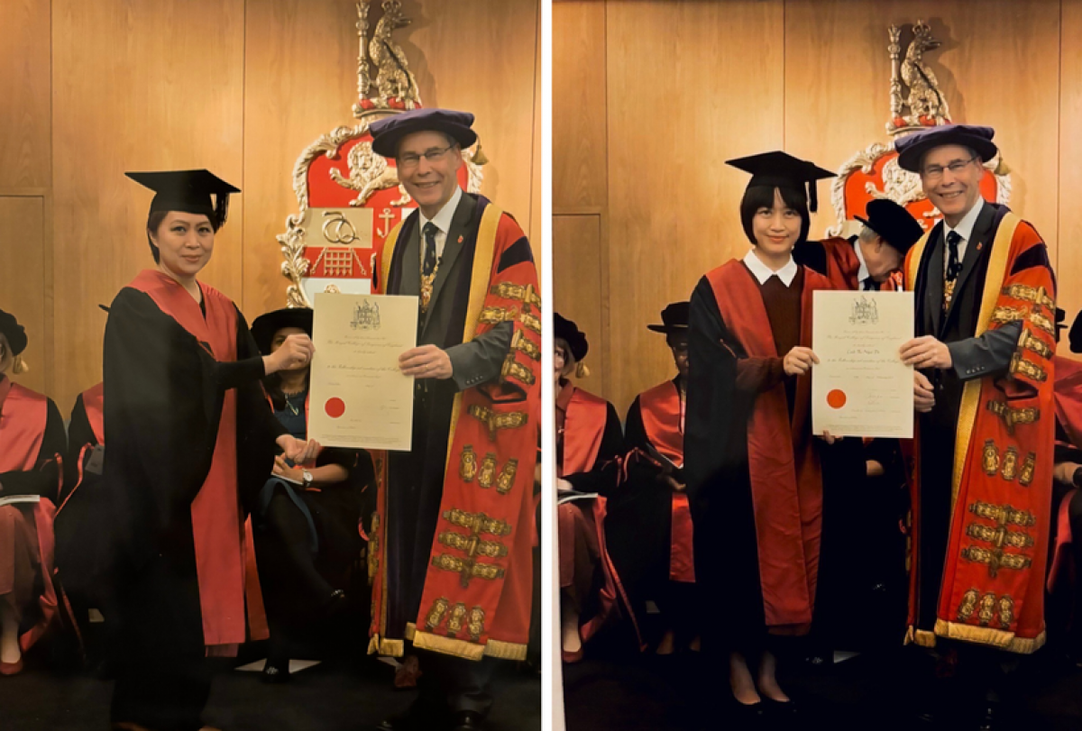 Chủ tịch RCS, Tim Mitchell, trao chứng chi thành viên RCS cho bác sỹ Lê Diệp Linh (trái) và bác sỹ Đỗ Thị Ngọc Linh tại trụ sở RCS ở London. (Ảnh: TTXVN)