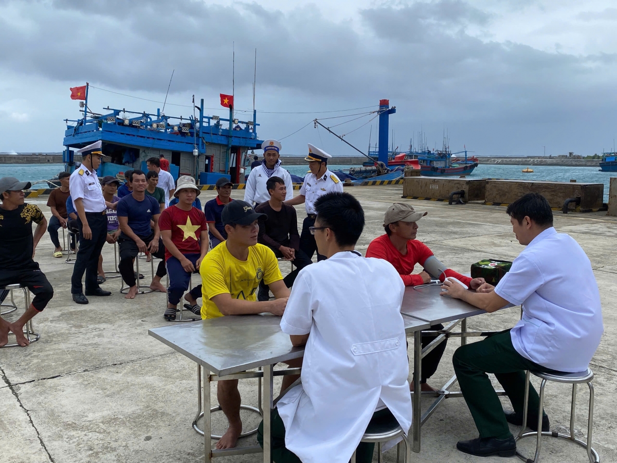 Bác sĩ Đảo Trường Sa thăm khám sữ khỏe cho ngư dân