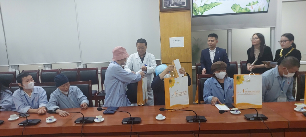 Ban Lãnh đạo Bệnh viện K trao quà tri ân cho từng người bệnh
