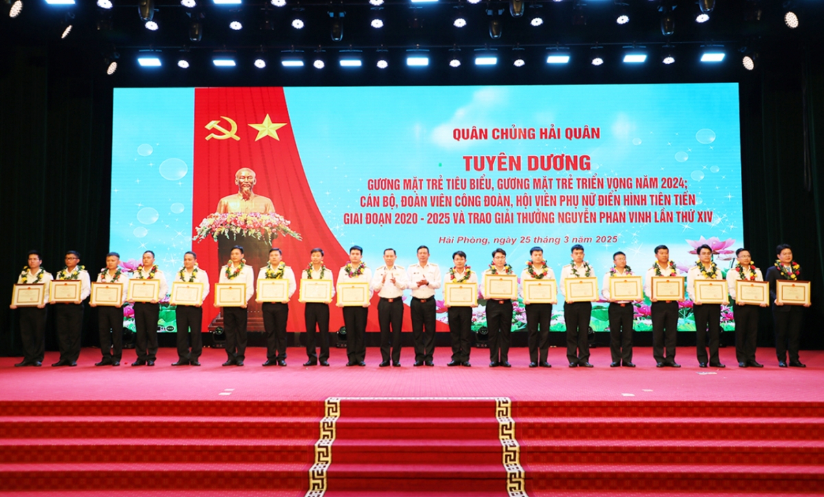 Ban tổ chức trao thưởng các tác giả, nhóm tác giả đạt giải Nhất Giải thưởng tuổi trẻ sáng tạo Nguyễn Phan Vinh lần thứ XIV