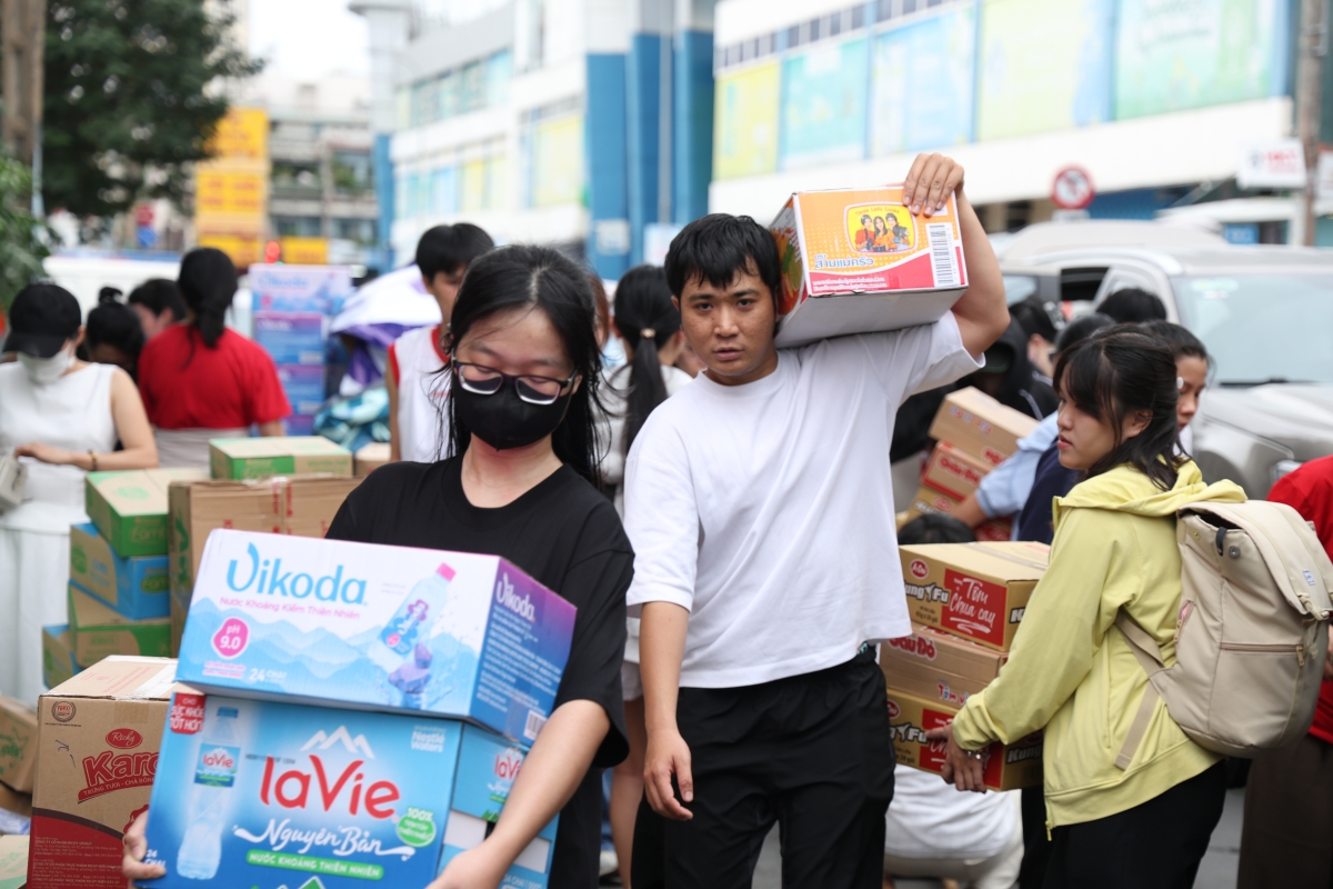 Bất kể già, trẻ, gái, trai ai có sức góp sức, ai có của góp của.