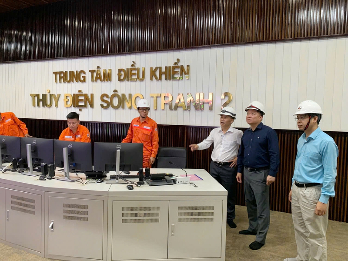 Ông Phạm Tuấn Anh - Cục trưởng Cục Kỹ thuật an toàn và Môi trường công nghiệp - Trưởng đoàn kiểm tra của Bộ Công Thương kiểm tra thực tế công tác an toàn hồ đập tại NM Thuỷ điện Sông Tranh 2 (ảnh Báo Công Thương)