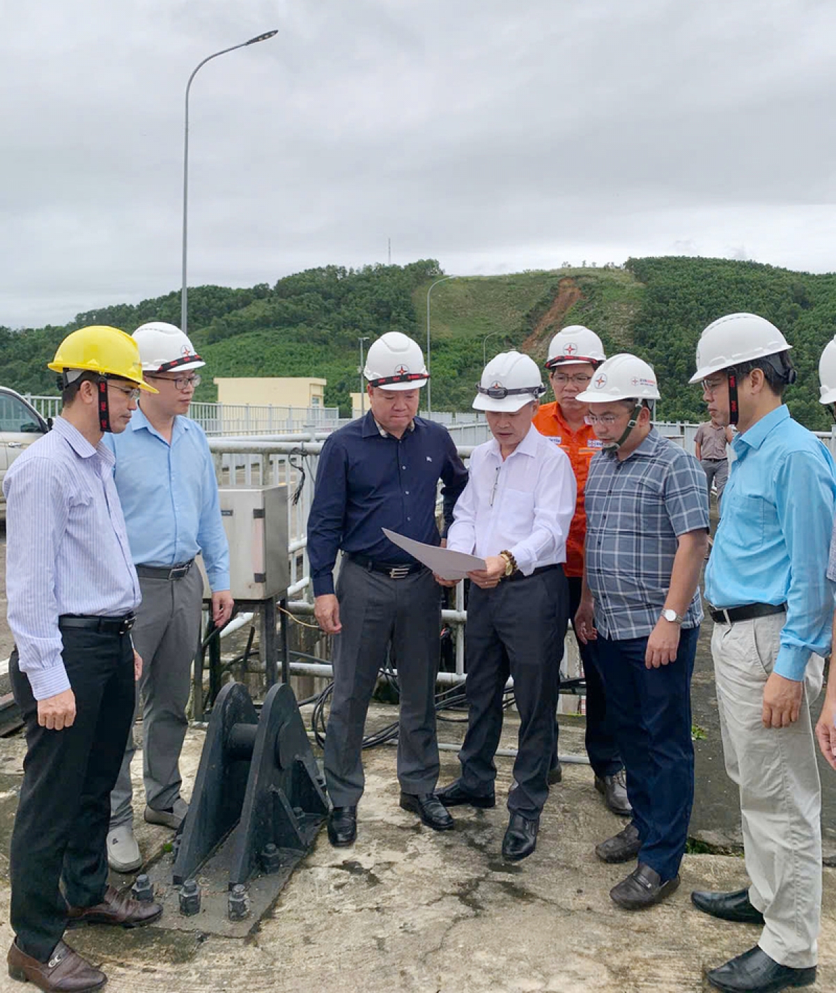 Ông Nguyễn Văn Lân - Phó Giám đôc Công ty Thuỷ điện Sông Tranh báo cáo Đoàn kiểm tra của Bộ Công Thương kiểm tra thực tế công tác an toàn hồ đập tại NM Thuỷ điện Sông Tranh 2 (ảnh Báo Công Thương)