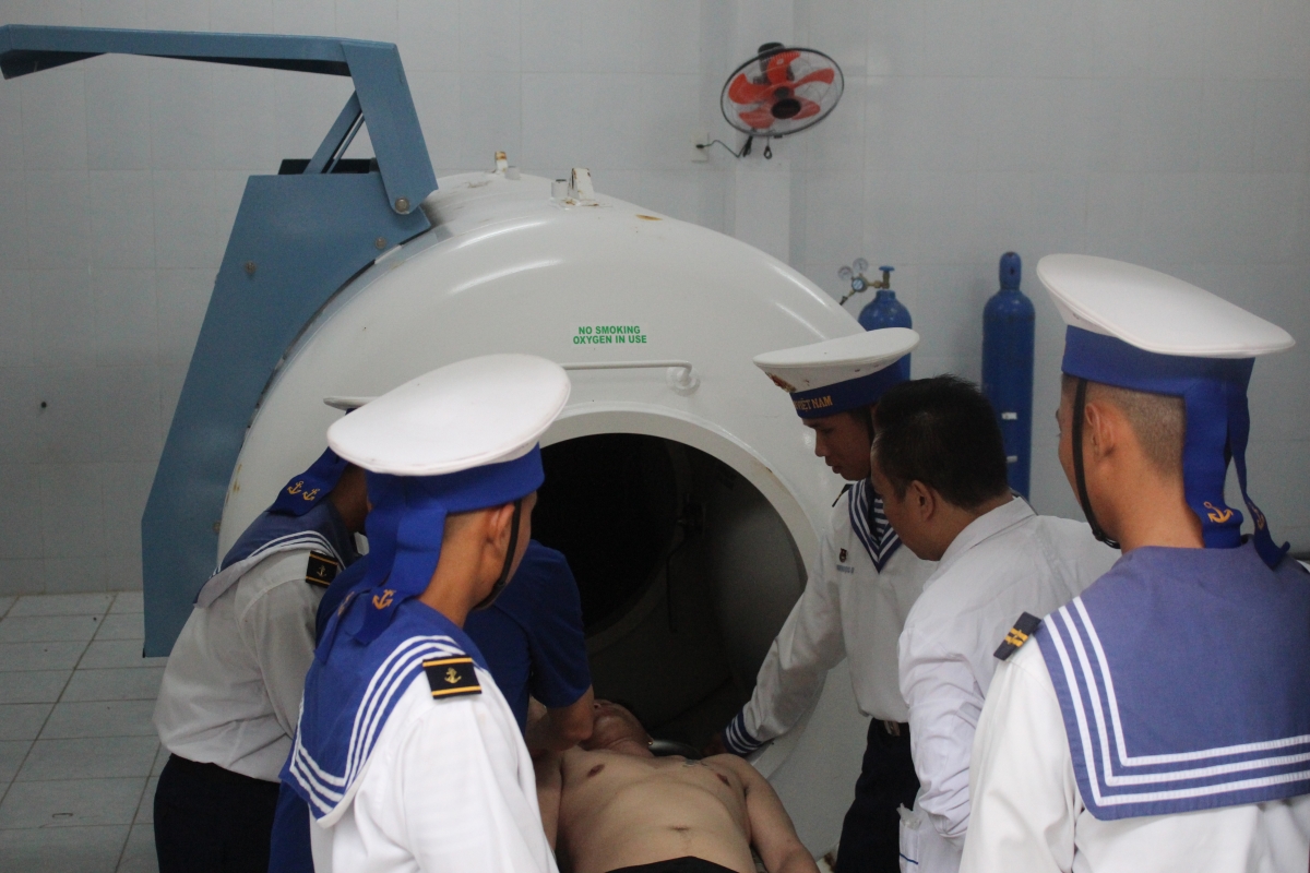 Bệnh nhân được điều trị tích cực tái tăng áp