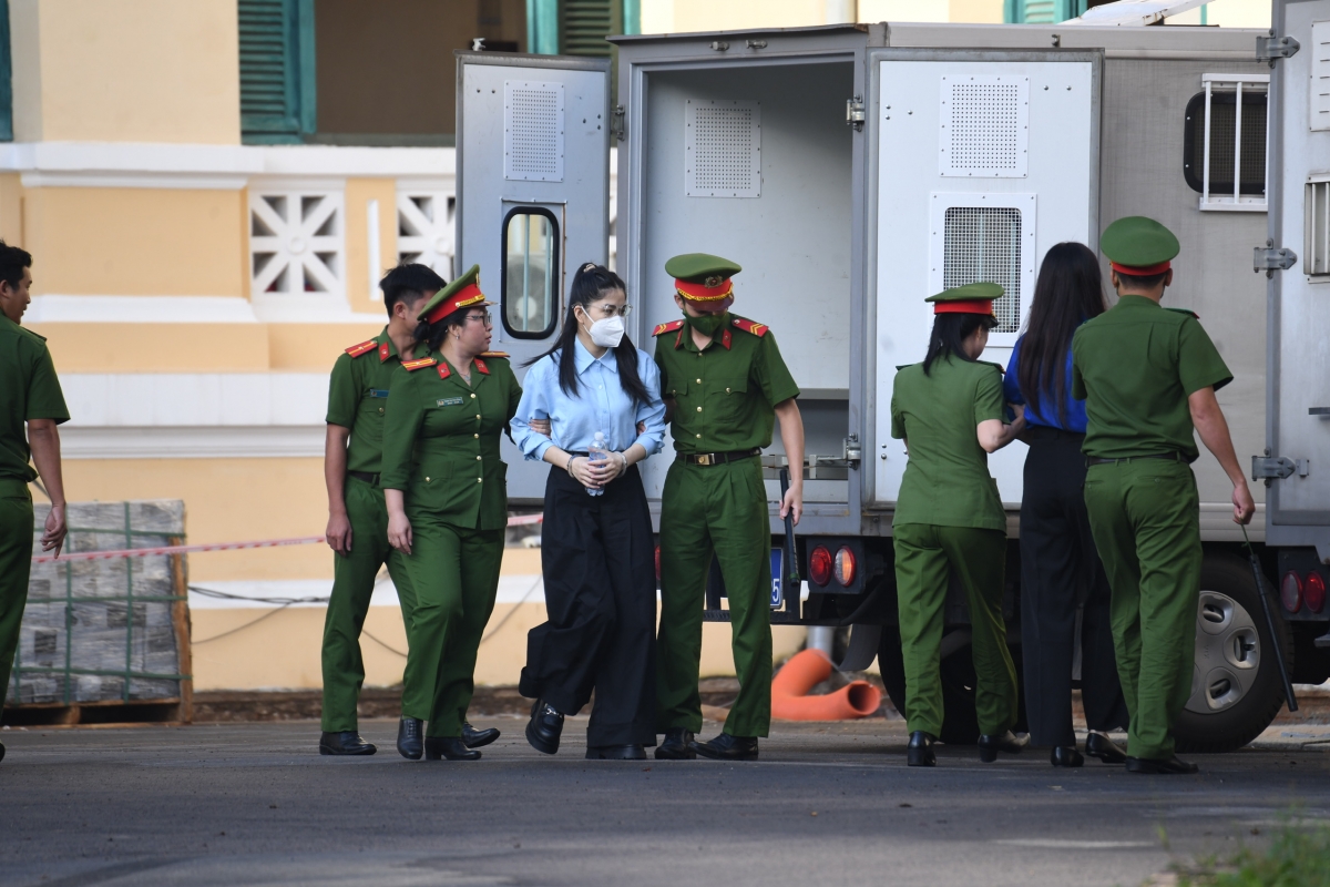 Bị cáo Nguyễn Thị Thái Hằng (Hằng Du Mục) được dẫn giải đến toà.