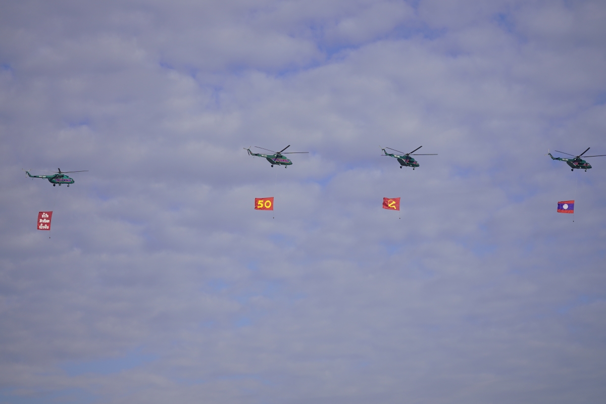 Biên đội bốn trực thăng Mi-17 mang theo Quốc kỳ, cờ Đảng.