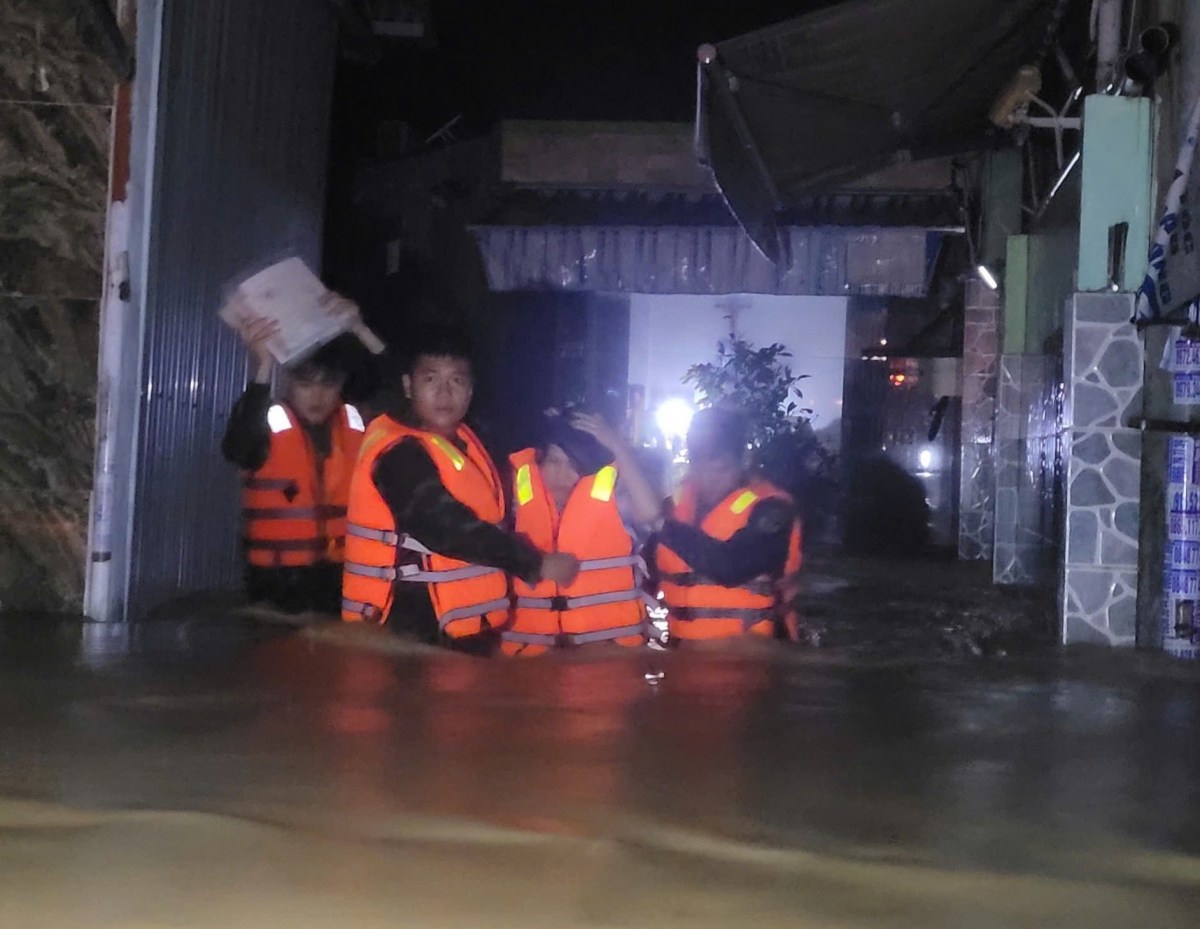 Lữ doàn đặc công nước 5 giải cứu người dân