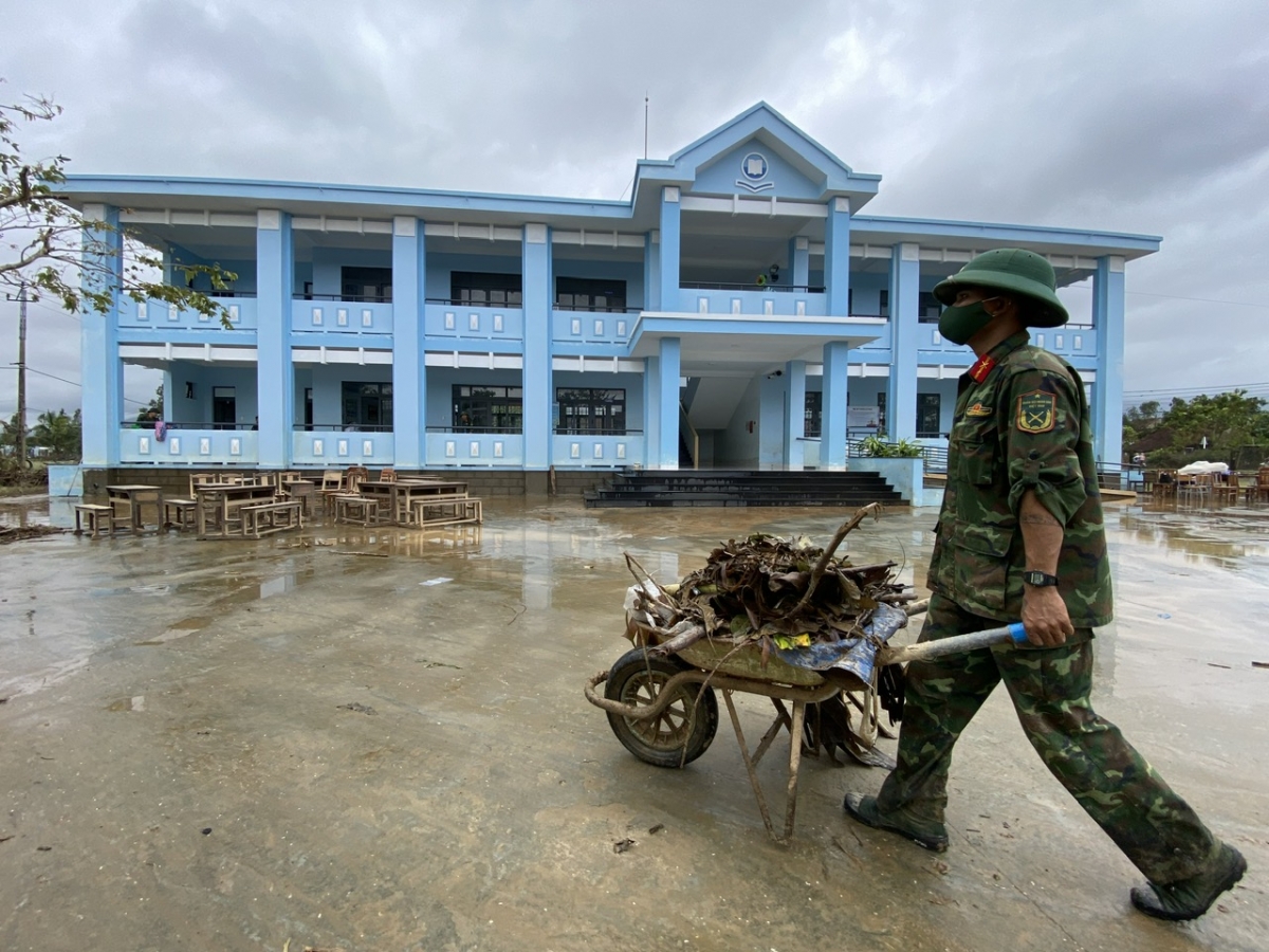 Bộ đội dọn dẹp vệ sinh tại Điểm trường thôn Phú Hữu, Trường Tiểu học Hoà Thịnh, xã Hoà Thịnh, tỉnh Đắk Lắk (huyện Tây Hoà, tỉnh Phú Yên cũ).