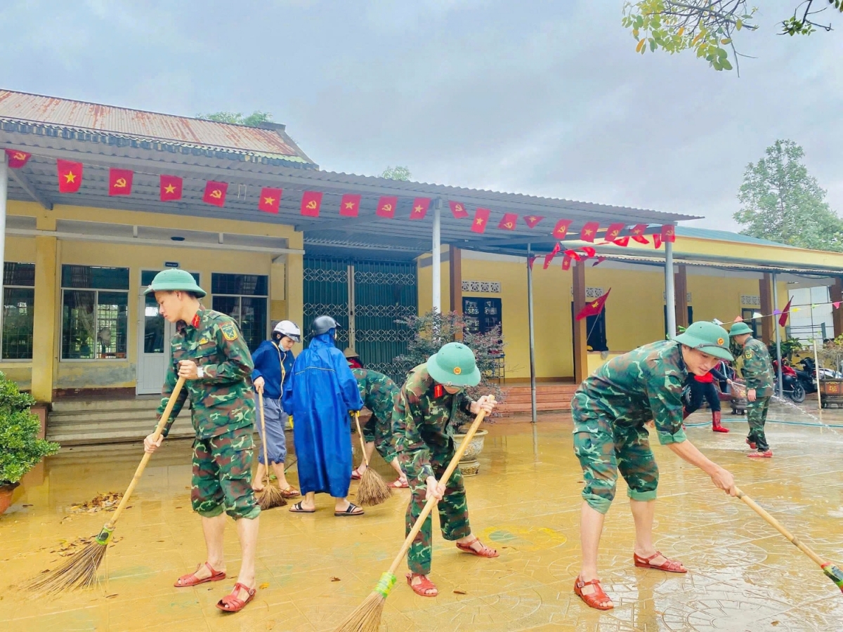 Bộ đội giúp các trường học vệ sinh trường lớp sau lũ
