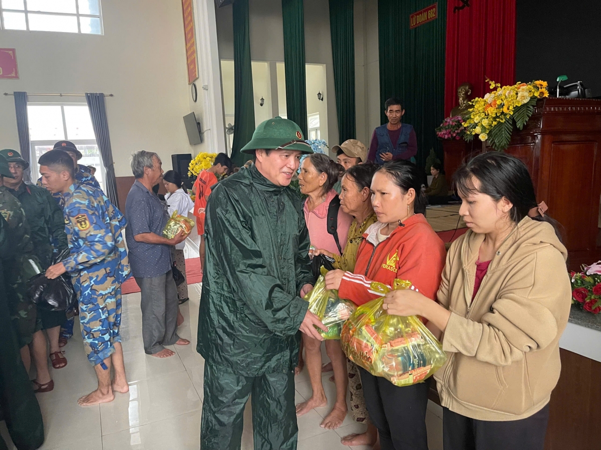 Bộ đội hỗ trợ thực phẩm thiết yếu đến đồng bào vùng lũ