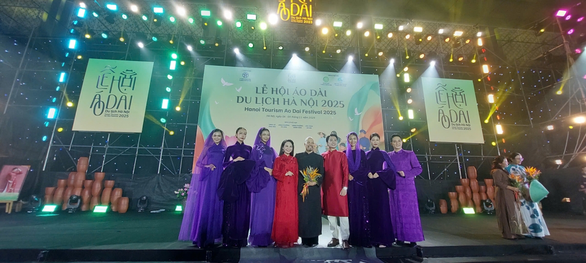 Bộ sưu tập áo dài Tím trong tim Huế của Nhà thiết kế Đức Hùng