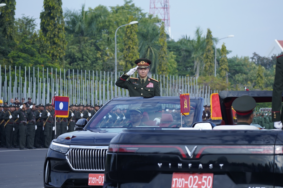 Bộ Trưởng Bộ Quốc phòng Lào duyệt đội hình.