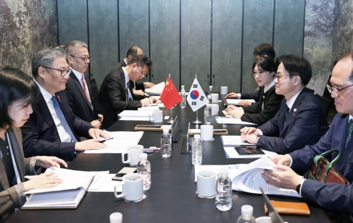 Bộ trưởng Thương mại Trung Quốc Vương Văn Đào hội đàm với Bộ Trưởng Bộ Công nghiệp, Thương mại và Năng lượng Hàn Quốc Kim Jung-kwan tại Gyeongju, Hàn Quốc. Ảnh: Bộ Thương mại Trung Quốc