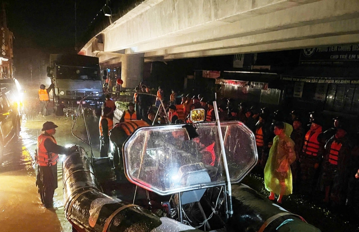 Phương tiện chuyên dùng của Quân đội được điều động để cứu dân