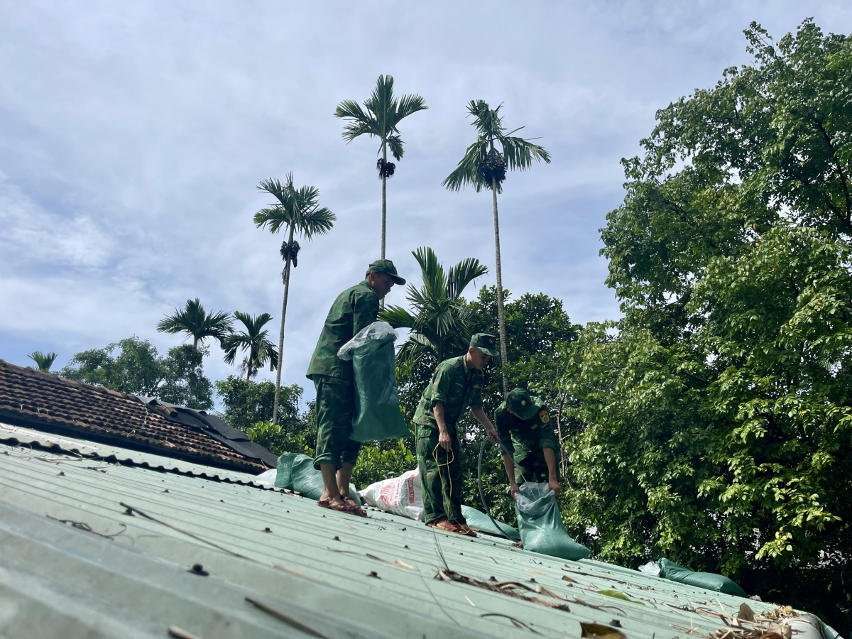 Bội đội Biên phòng Cửa khẩu cảng Kỳ Hà giúp dân chằng chống mái nhà