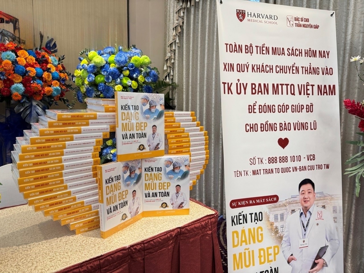 (Ảnh: Toàn bộ tiền bán sách trong ngày ra mắt 29/11 được dùng ủng hộ đồng bào vùng lũ)