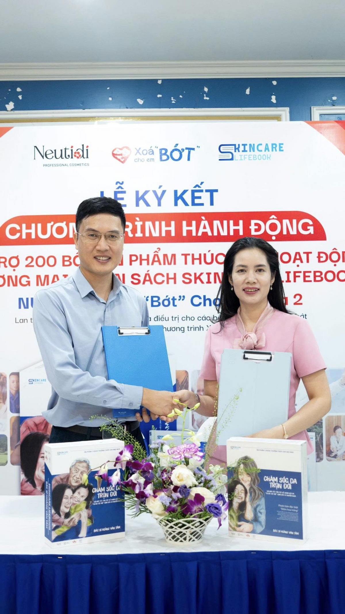 Bác sỹ, thầy giáo Hoàng Văn Tâm (bên phải) kỳ vọng sẽ giúp thêm nhiều em nhỏ có hoàn cảnh khó khăn từ việc bán sách do anh là tác giả.