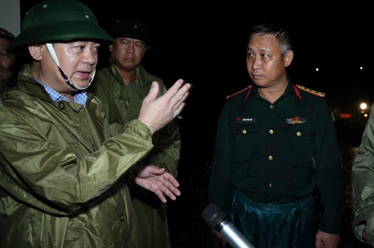 Rạng sáng 20/11, Bí thư Tỉnh ủy Khánh Hòa Nghiêm Xuân Thành chỉ đạo ứng phó mưa lũ, sơ tán dân tại xã miền núi Khánh Vĩnh