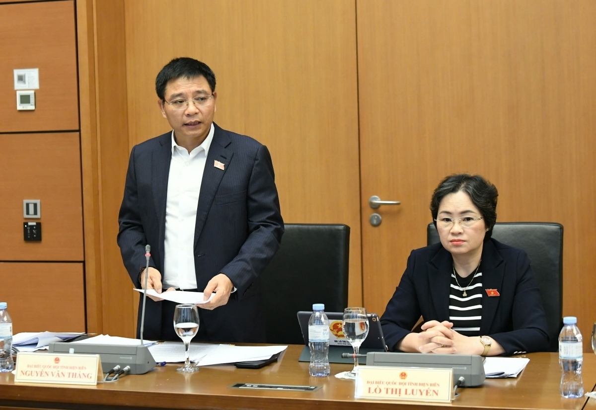 Bộ trưởng Bộ Tài chính Nguyễn Văn Thắng giải đáp một số ý kiến của đại biểu Quốc hội sáng 3/11 (Ảnh: Quốc hội)