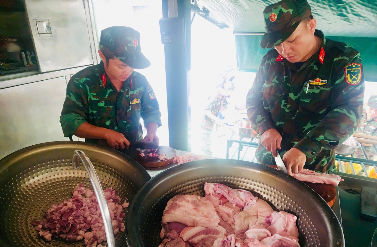 Bữa ăn đủ đầy dinh dưỡng kịp thời đến với người vùng lũ.