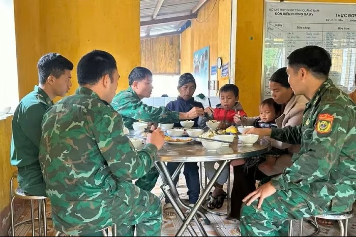 Bữa cơm đầu tiên của 2 cháu tại Đồn Biên phòng Ga Ry.