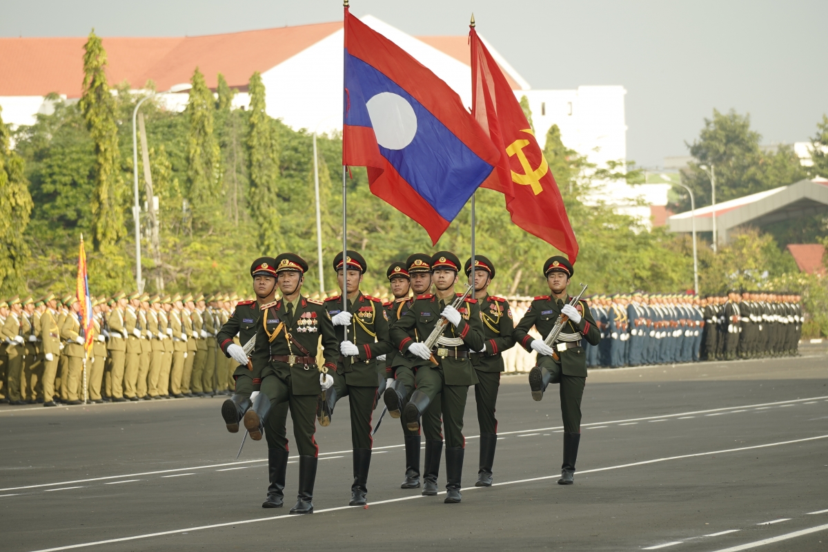 Buổi tổng hợp luyện mở đầu với lễ chào cờ trang trọng.