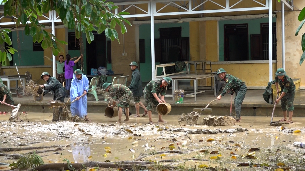 Bộ đội Trung tâm Huấn luyện Quân sự quốc gia II, Quân khu 5 giúp bệnh viện tâm thần dọn dẹp bùn đất