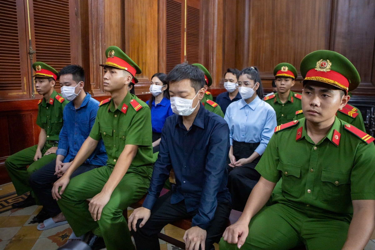 Các bị cáo (áo sơ mi) tại toà trong phiên xử chiều nay.