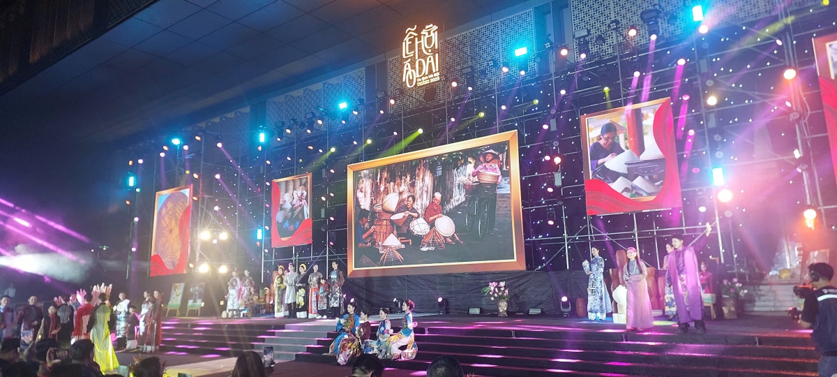 Các bộ sưu tập áo dài được trình diễn song song với hình ảnh biểu tượng gìn giữ phát huy giá trị làng nghề truyền thống