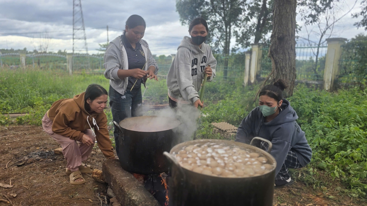 Các chị em ở làng còn nấu thức ăn gửi đến tiếp tế vùng lũ.