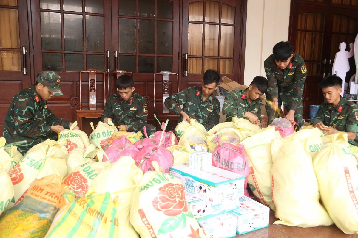Các chiến sĩ đóng gói nhu yếu phẩm để mang đi cứu trợ người dân