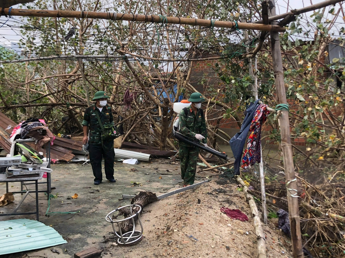 Chiến sĩ quân y phun khử khuẩn môi trường