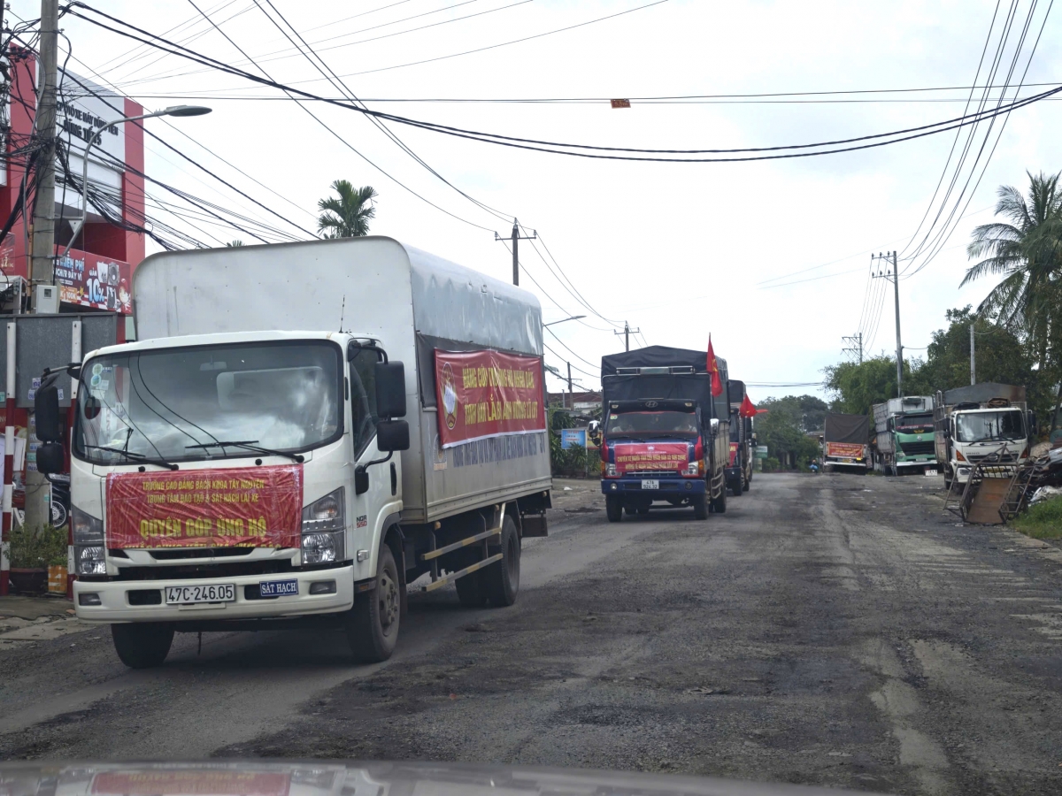 Các chuyến xe tải hàng cứu trợ vẫn nối đuôi nhau đổ về các xã, phường phía đông tỉnh Đắk Lắk để hỗ trợ bà con vùng rốn lũ.