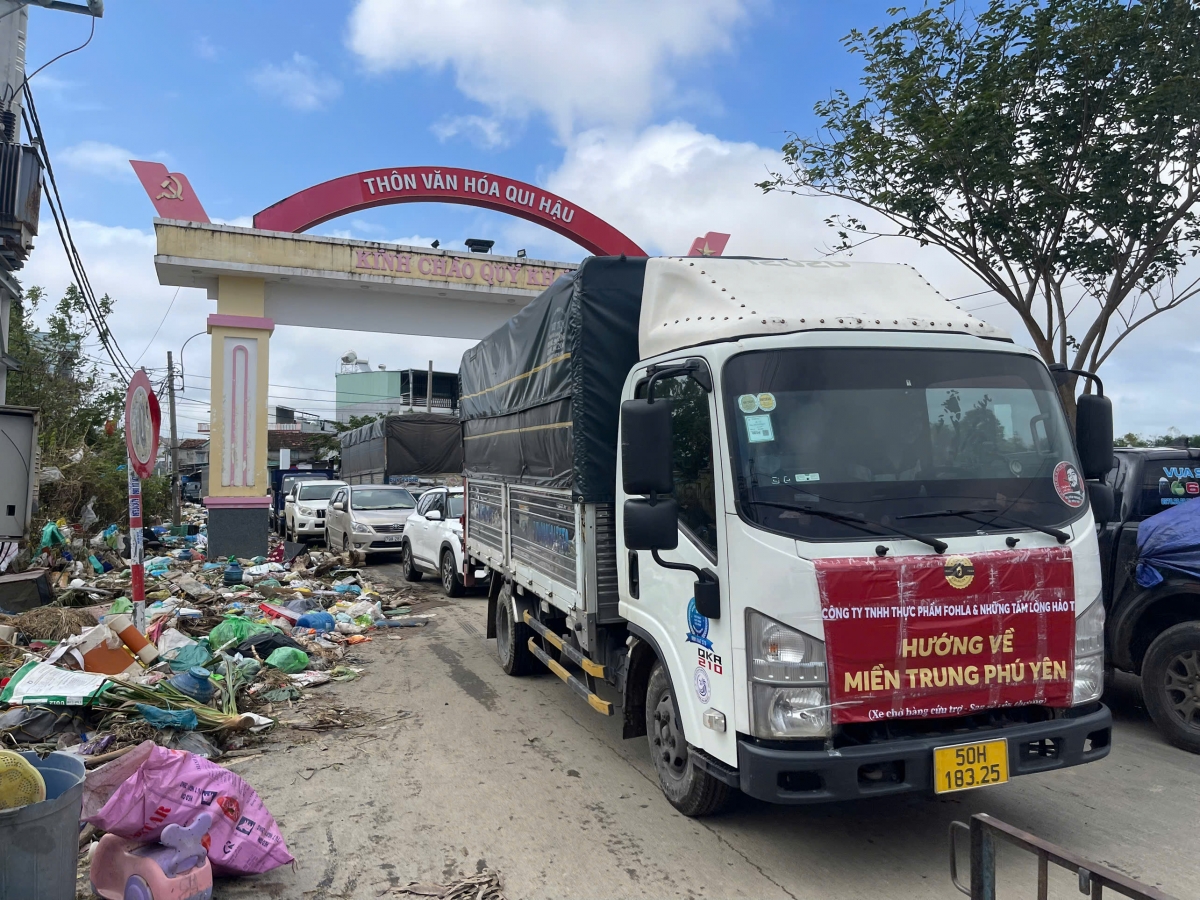 Các đoàn từ thiện từ mọi miền Tổ quốc vẫn tiến về Phú Yên để trao yêu thương đến bà con vùng lũ