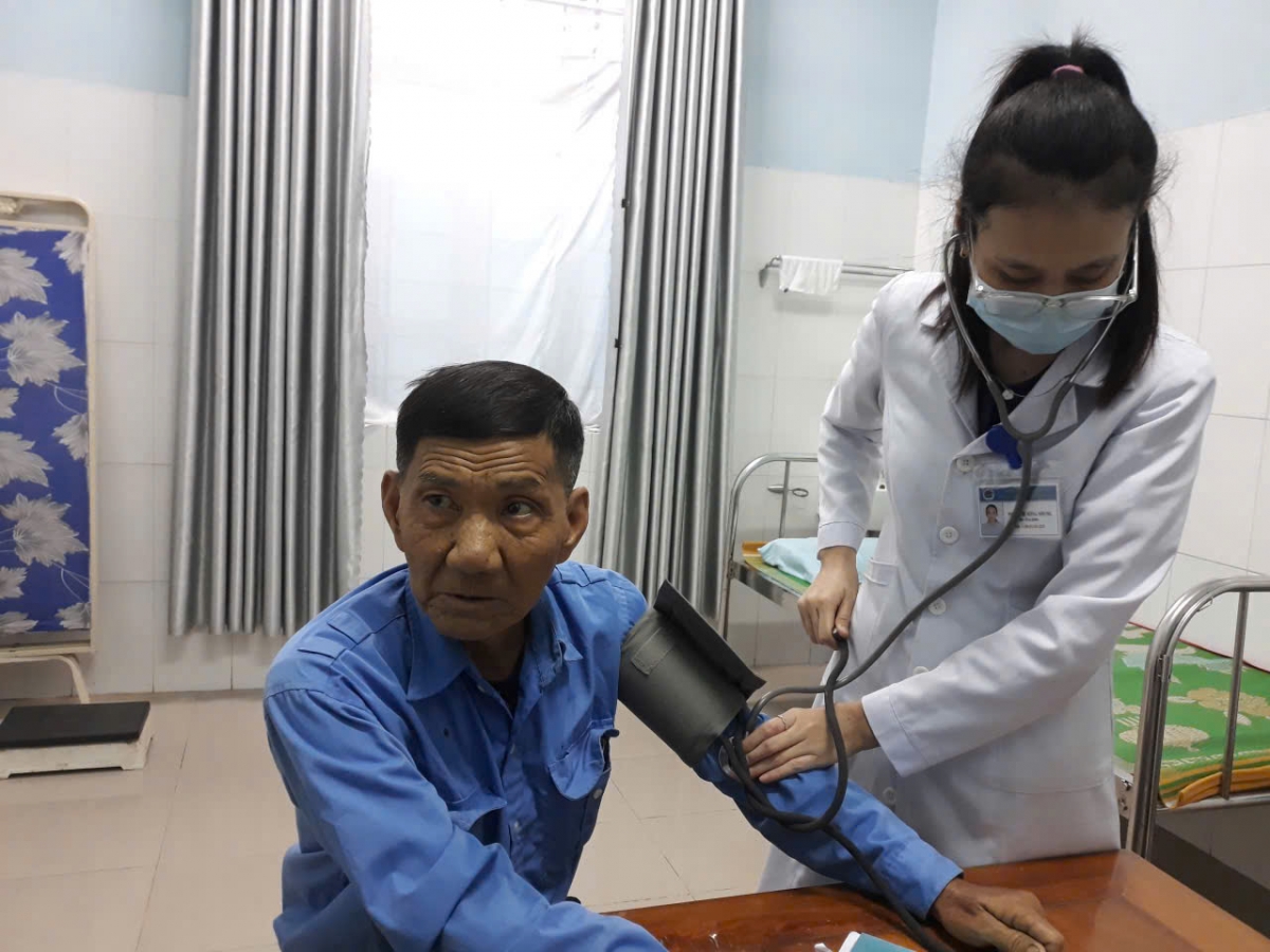 Các đoàn y bác sĩ có mặt tại nhiều điểm để khám sức khỏe cho bà con