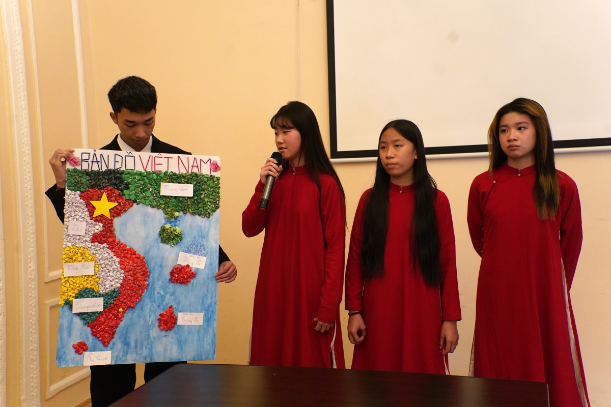 Các em thuyết trình về tác phẩm "Bản đồ Việt Nam"