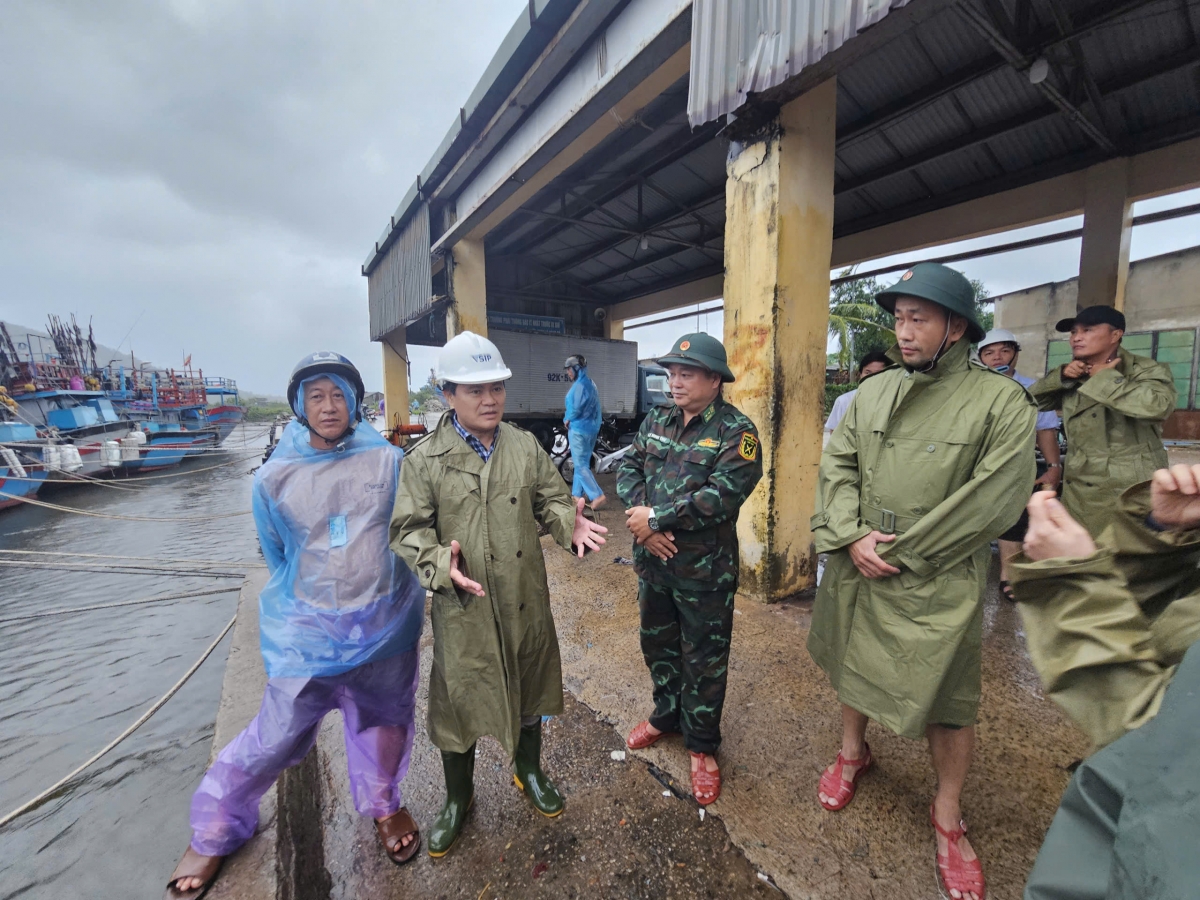 Các ngành chức năng tỉnh Quảng Ngãi kiểm tra công tác phòng tránh bão số 13 tại cảng cá Mỹ Á.
