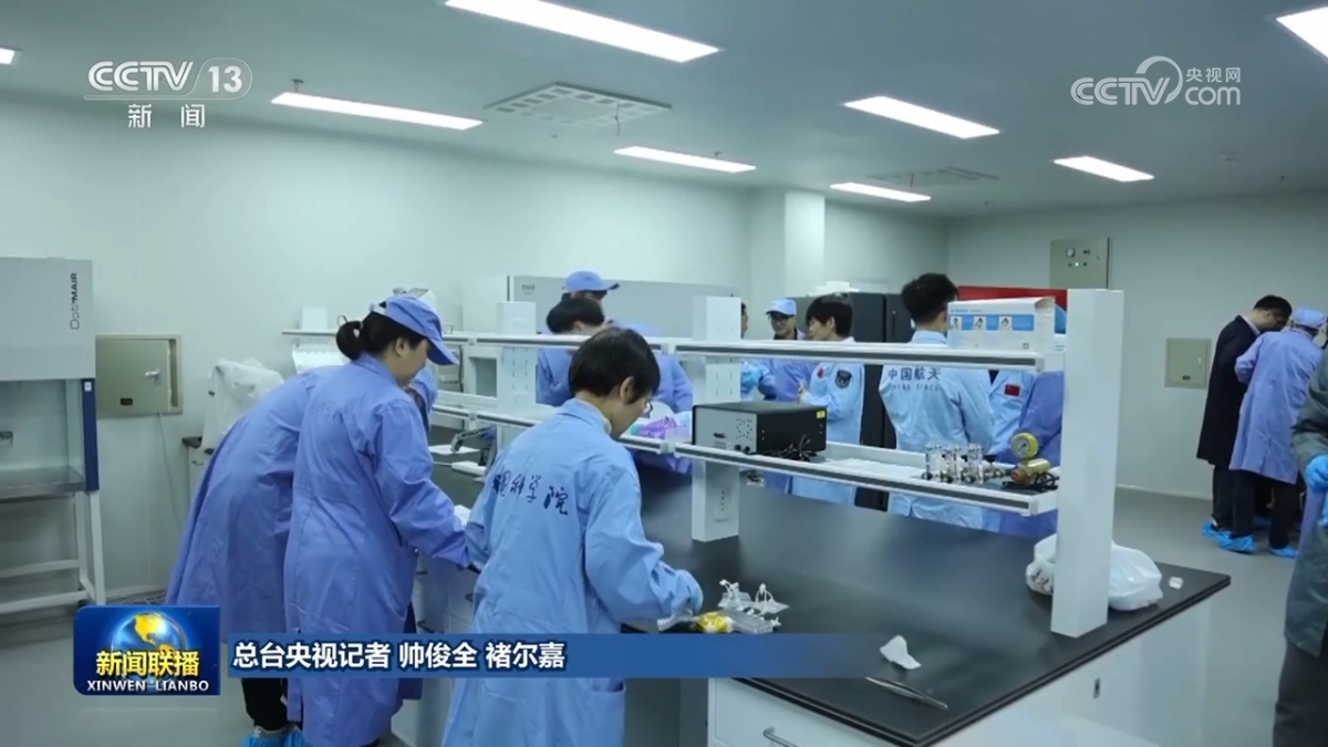 Các nhà khoa học Trung Quốc tiến hành xử lý các mẫu vật thí nghiệm không gian. Ảnh CCTV
