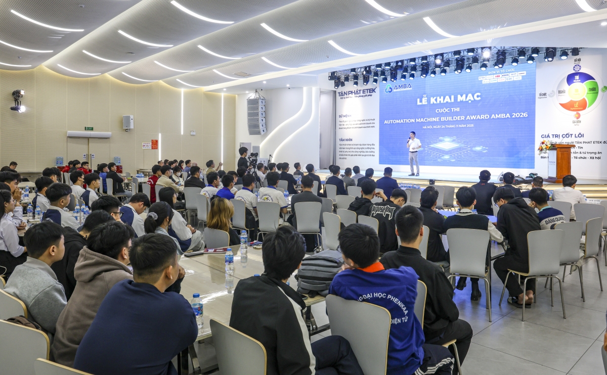 Các thí sinh tập trung nghe Ban tổ chức trao đổi về thể lệ và ý nghĩa của cuộc thi