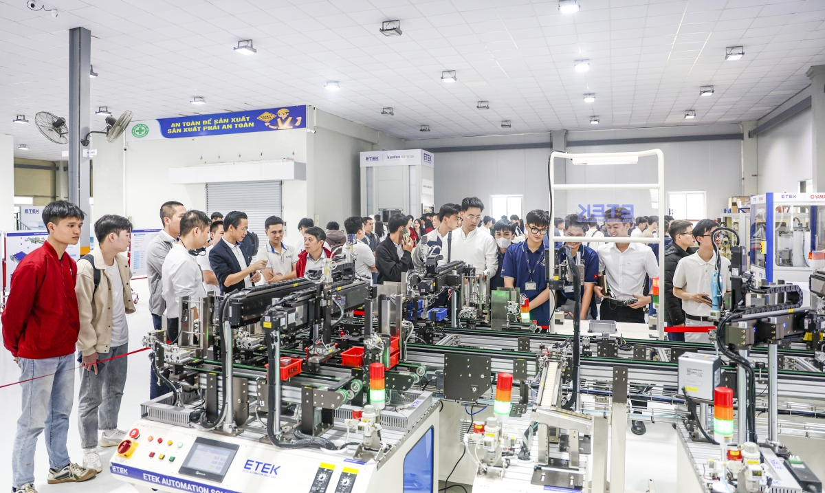 Các thí sinh thực tiễn các mô hình công nghệ hiện đại tại Công ty Cổ phần Giải pháp Tự động hóa ETEK