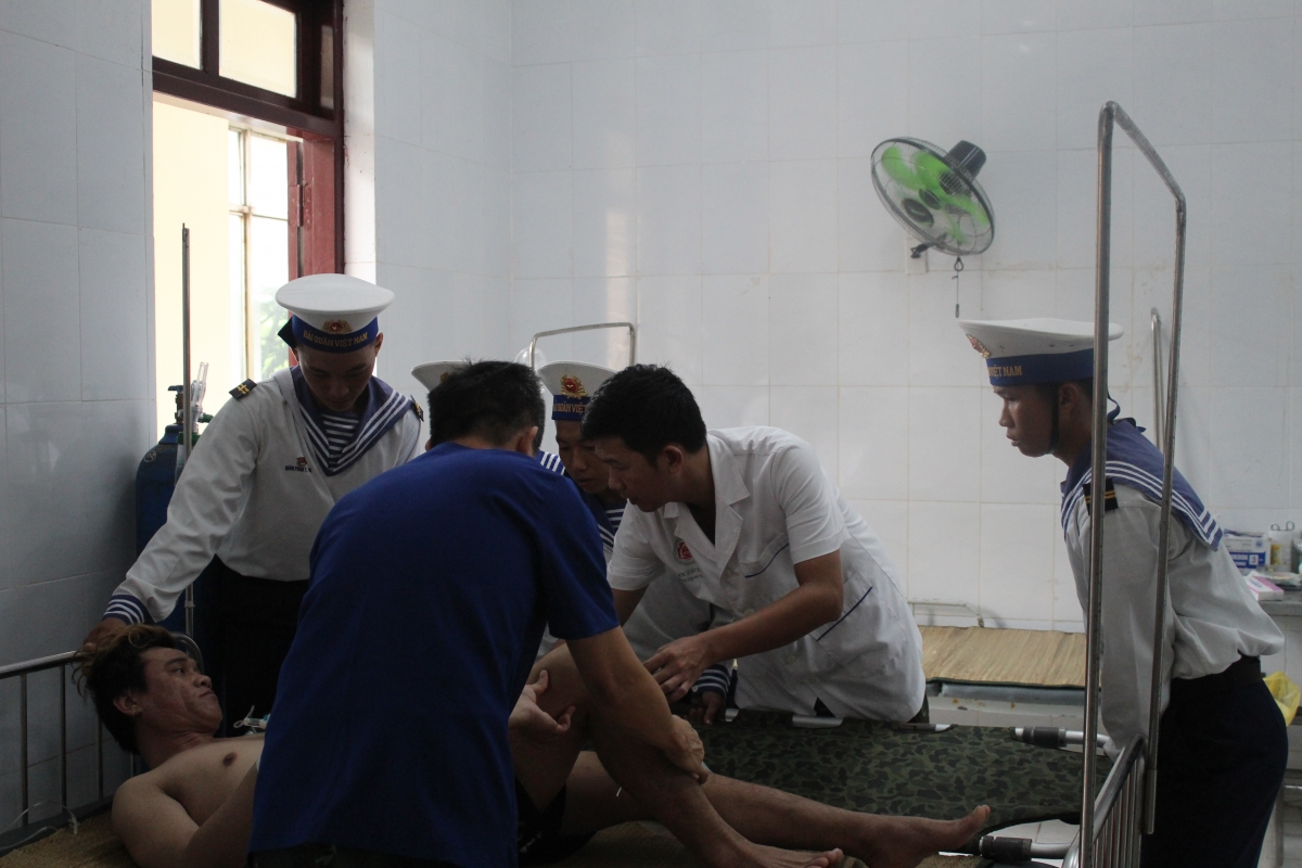 Các bác sỹ tham khám cho bệnh nhân