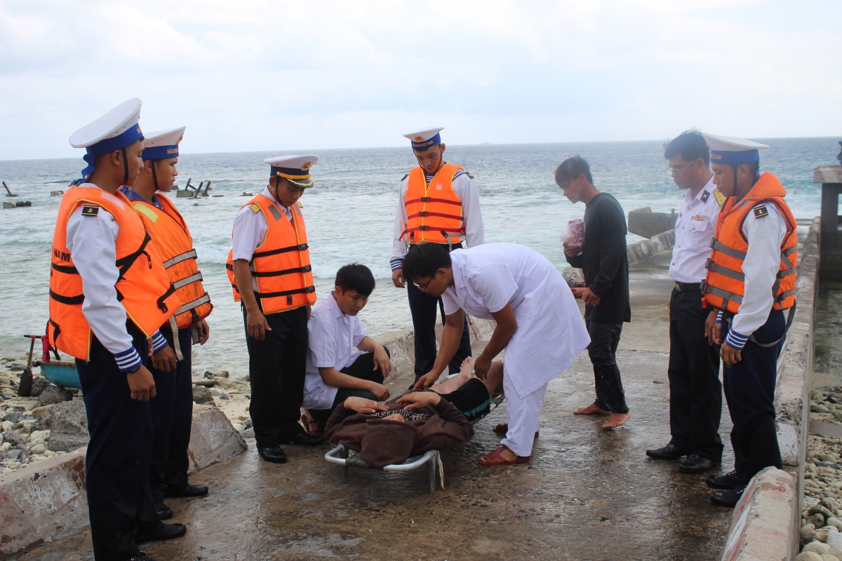Bác sĩ đảo Song Tử Tây tiếp nhận bệnh nhân 